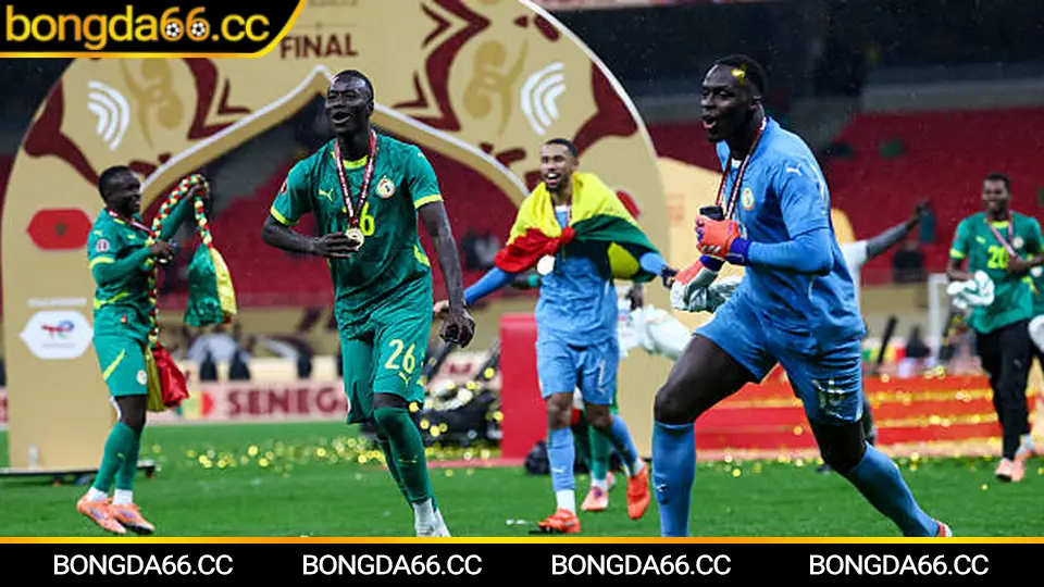 Than Quảng Ninh và sân Cẩm Phả, dấu ấn vùng mỏ rực lửa